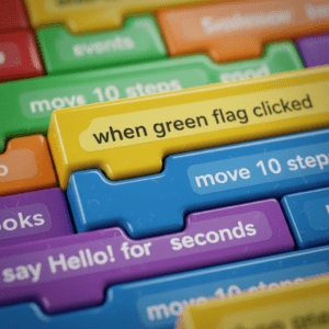 حوه کار با بلوک‌های کدنویسی رنگی و دستوری در نرم‌افزار اسکرچ برای آموزش اسکرچ کودکان