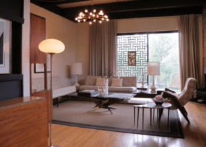 میز صندلی چوبی با پایههای باریک و سوزنی در فضای داخلی خانه